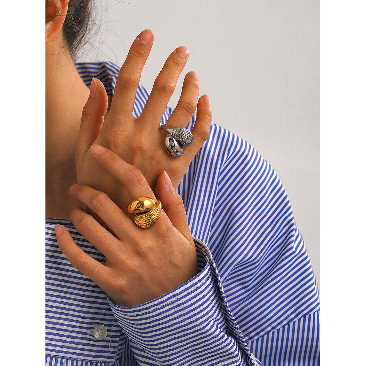 Anello Minimalista Unisex in Acciaio Inossidabile Placcato Oro 18K a Goccia Irregolare con Strisce