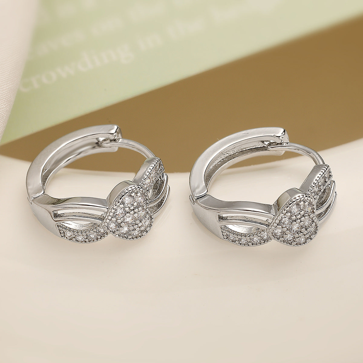 Pendientes de aro minimalistas de cobre chapado en oro con circonitas incrustadas en forma de corazón geométrico para mujer