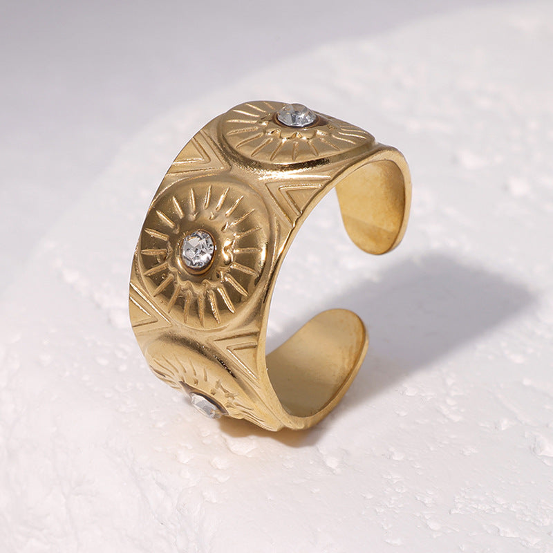 Anello geometrico minimalista da donna in acciaio inossidabile placcato oro 18 carati con dettaglio occhio di Allah in strass