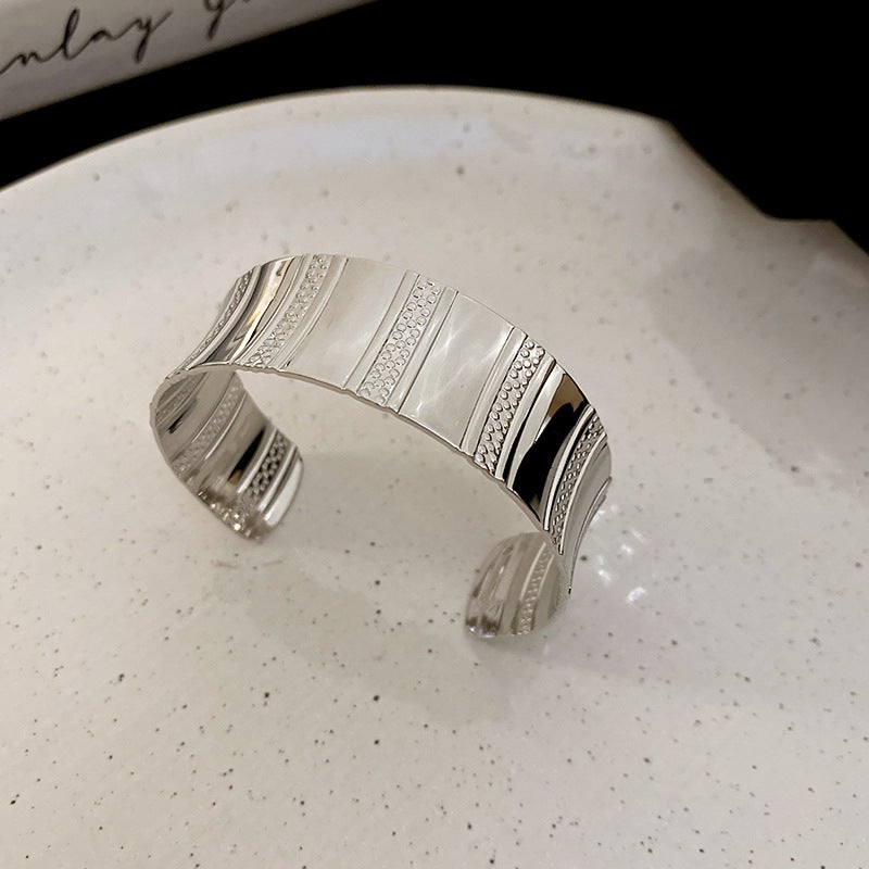 Pulsera de metal con patrón de cuadrícula geométrica de tono frío minimalista con acabado galvanizado para mujer