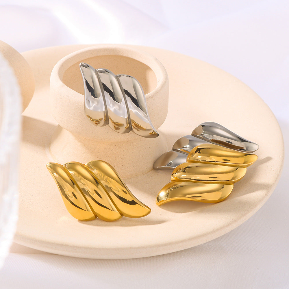 Orecchini Minimalisti ad Ala d'Angelo con Forma Geometrica in Acciaio Inossidabile Ipoallergenici con Finitura Placcata in Oro 18K Sottovuoto