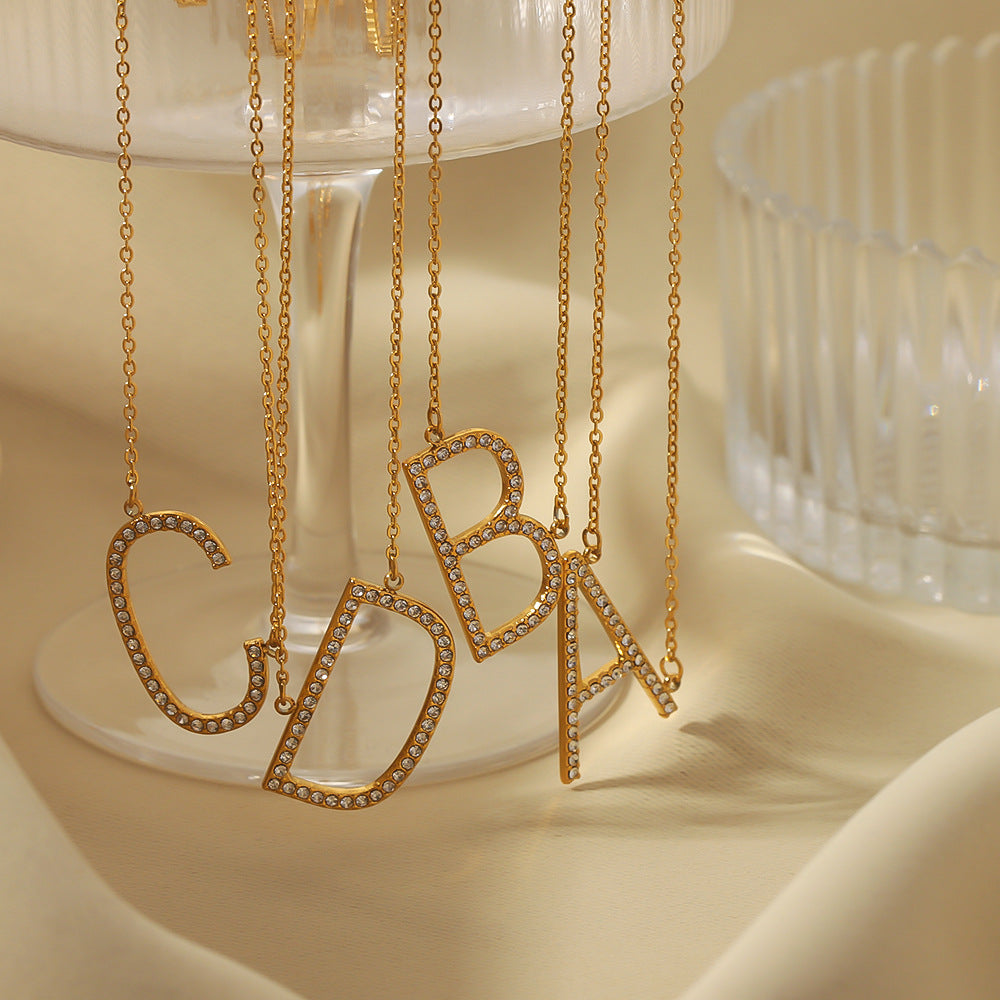 Collana con pendente minimalista in acciaio inossidabile a forma di lettera con intarsio di strass e placcatura in oro 18 carati su catena O per donna