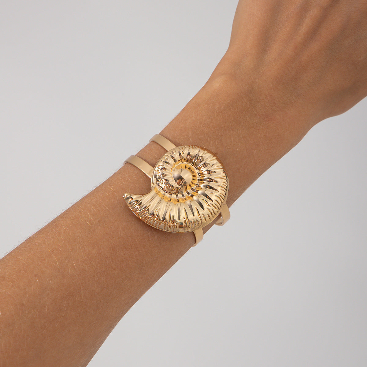 Pulsera de metal con forma de estrella de mar y concha de estilo vacacional con acabado chapado para mujer