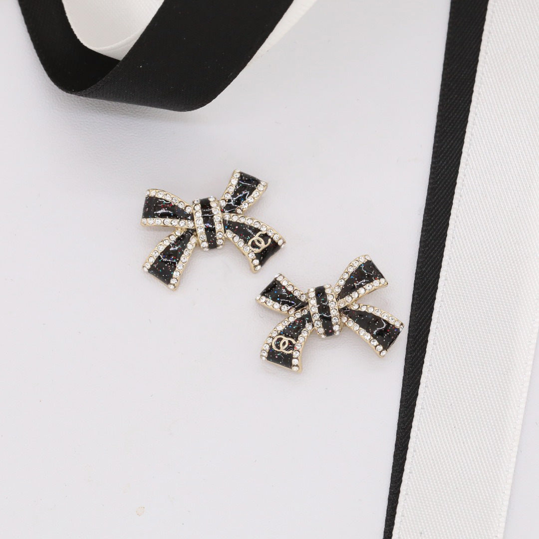 Elegante set di collana e orecchini in ottone placcato oro con fiocco smaltato da donna