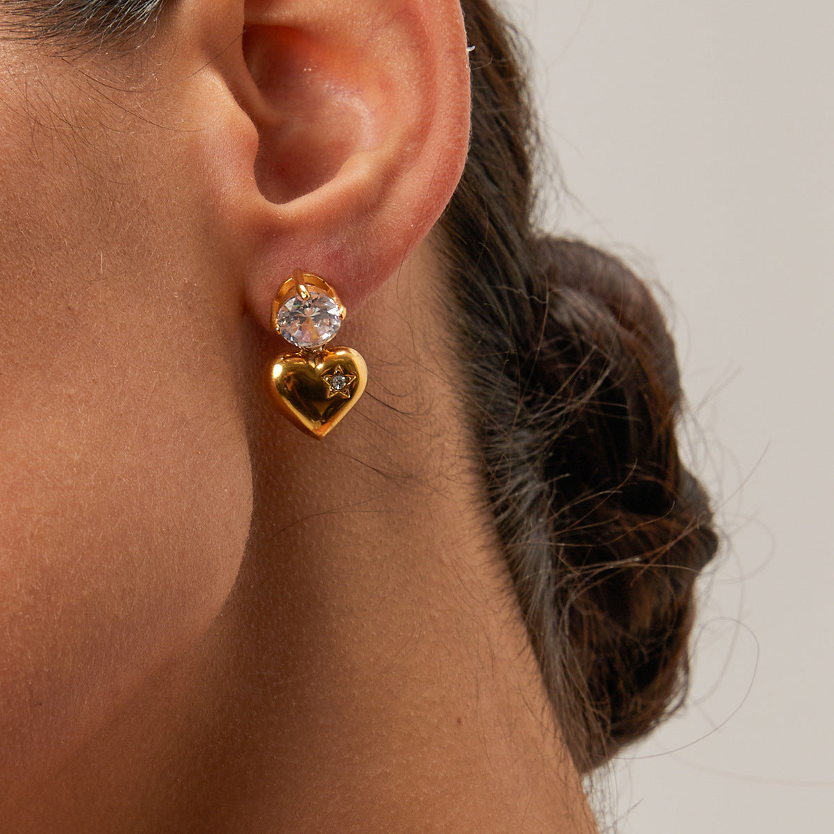 Pendientes de Acero Inoxidable Geométricos Minimalistas con Baño de Oro de 18K y Acento de Corazón de Circonita Cúbica