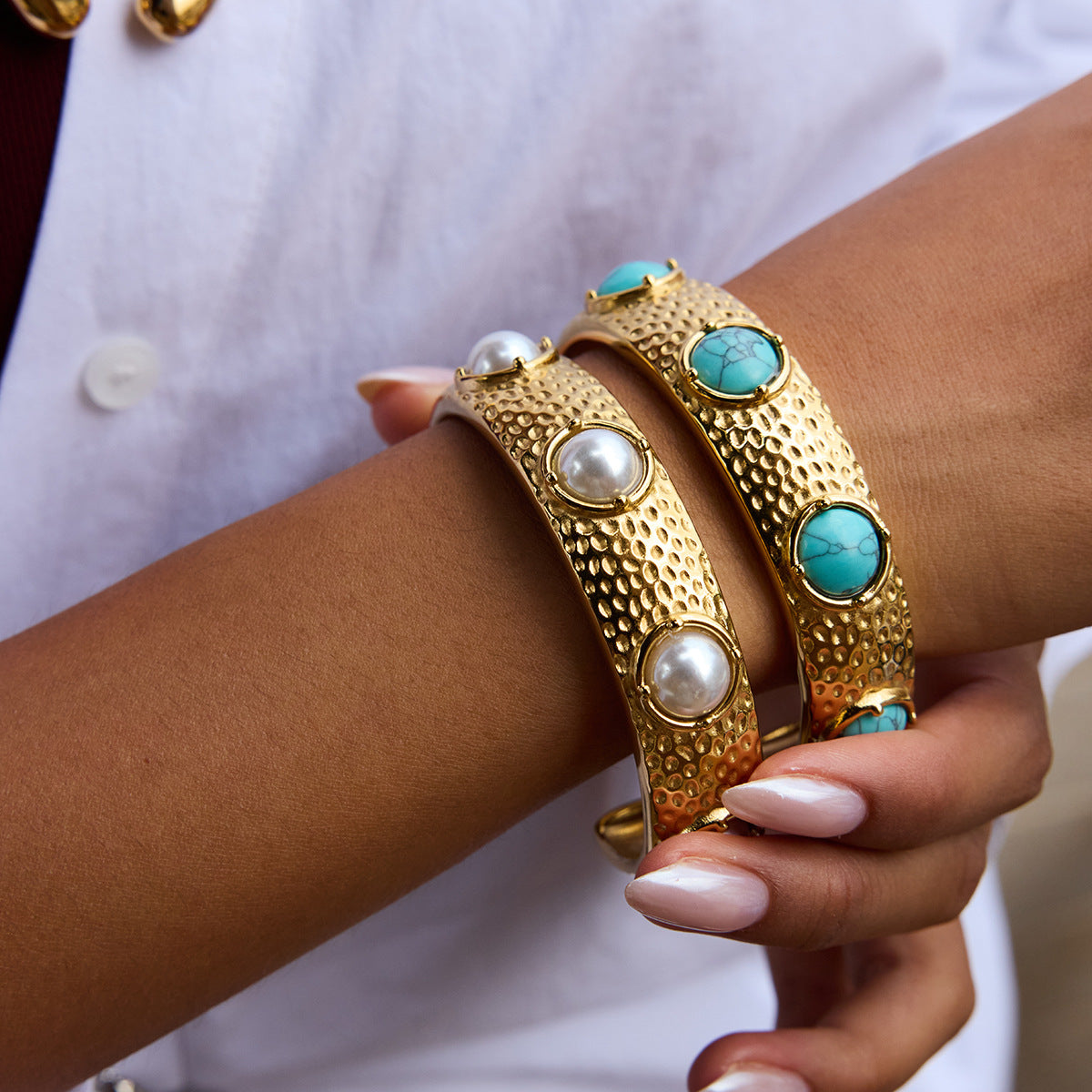 Pulsera de Acero Inoxidable con Textura Martillada a la Moda para Mujer con Detalles de Resina Turquesa y Perlas