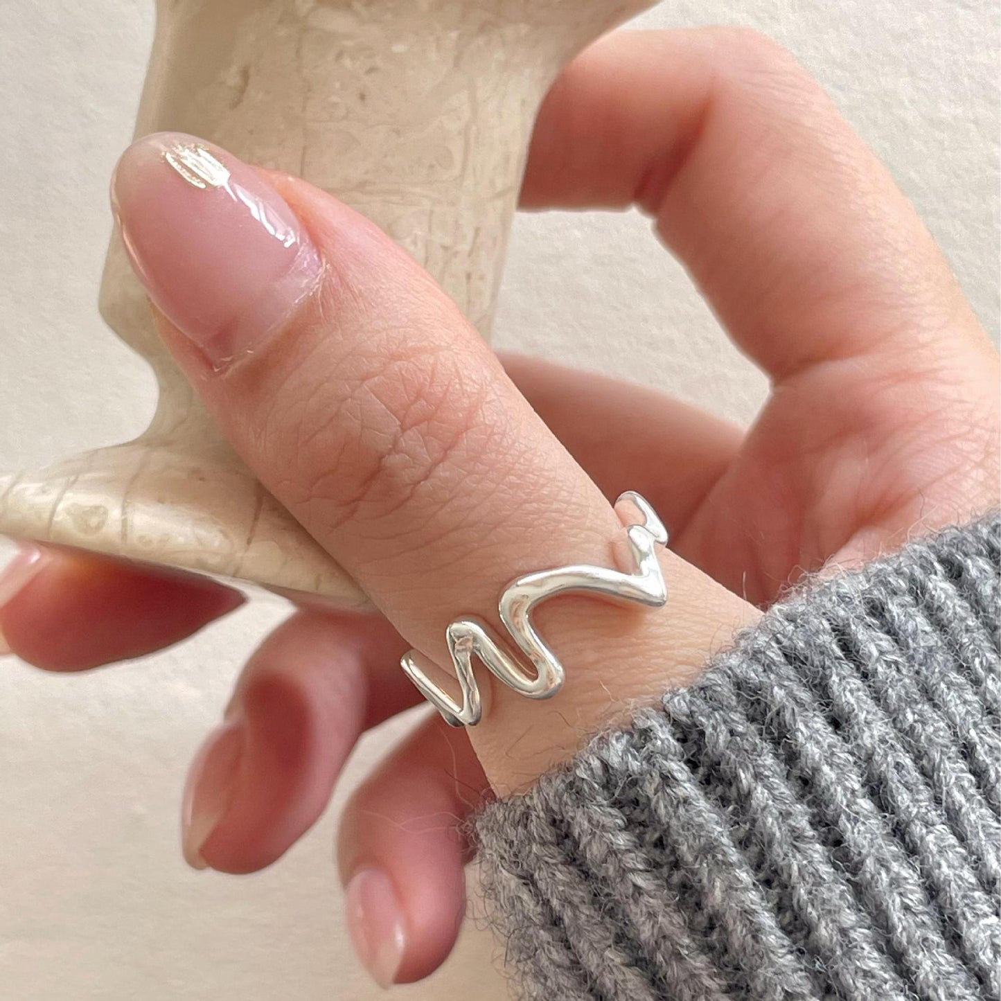 Anillo de Plata de Ley 925 Minimalista Geométrico con Línea Irregular y Motivo de Nota Musical para Mujer