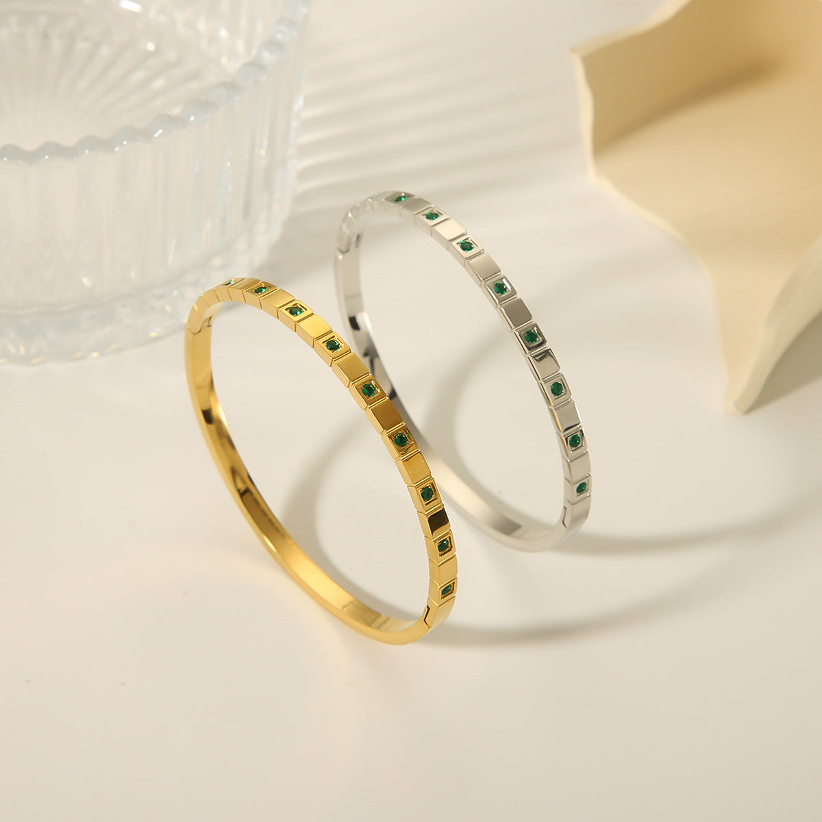 Bracciale Minimalista in Acciaio Inossidabile con Intarsio di Zirconi Smeraldo, Design Geometrico Quadrato in Acciaio al Titanio, Gioiello Elegante da Donna