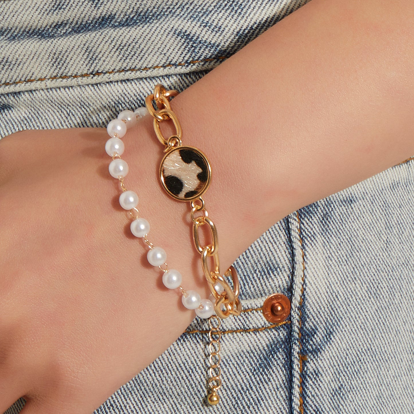 Geometric Leopard Print Round Disc Bracelet for Women with Alloy Base and Electroplated Finish Featuring White Pearl and Bamboo-Joint Chain