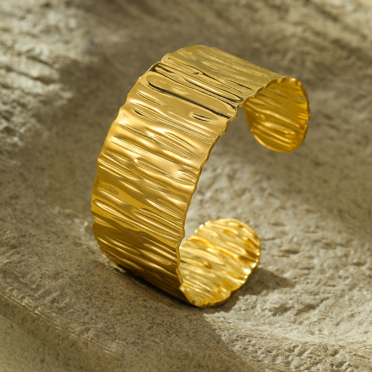 Pulsera Minimalista de Puño Ancho con Textura Irregular de Acero Inoxidable con Baño al Vacío de Oro de 18K