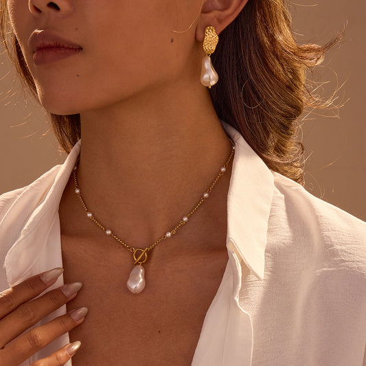 Juego de collar con colgante de perlas barrocas de inspiración vintage con diseño geométrico de acero inoxidable y acabado galvanizado para mujer