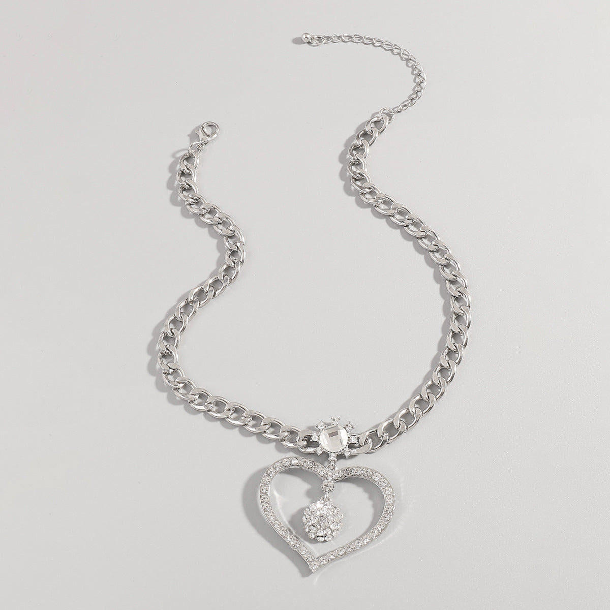 Collar con colgante de corazón hueco geométrico dulce y atrevido para mujer con incrustaciones de diamantes de imitación y cadena de hierro chapado
