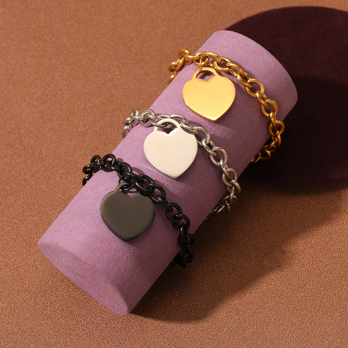 Elegante bracciale da donna minimalista a forma di cuore in acciaio al titanio con lucidatura a specchio e opzione di incisione