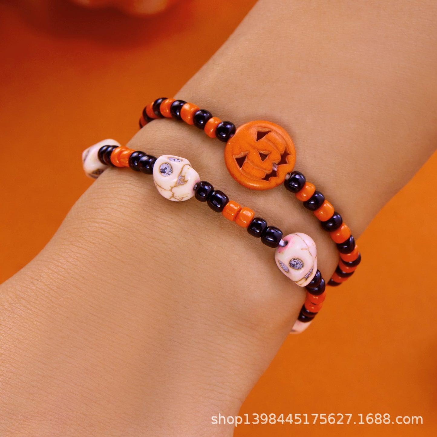 Set di braccialetti elastici da donna con perline geometriche in resina e ciondoli a forma di teschio, stile casual