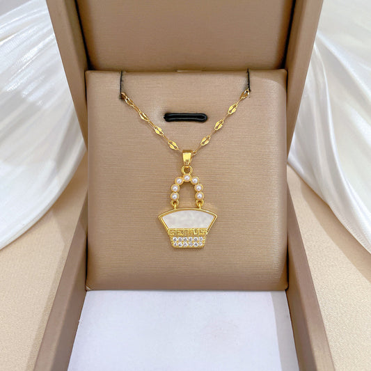 Collana Minimalista con Pendente Geometrico in Perla e Conchiglia da Donna con Catena in Acciaio al Titanio e Accenti di Strass