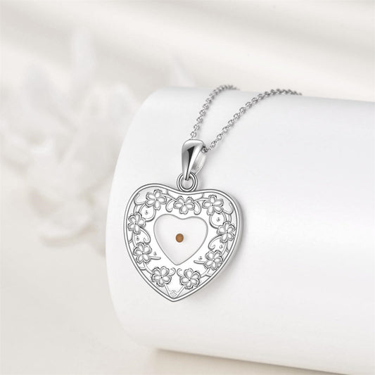 Collana con ciondolo a cuore minimalista in acciaio inossidabile con incisione floreale e finitura lucida