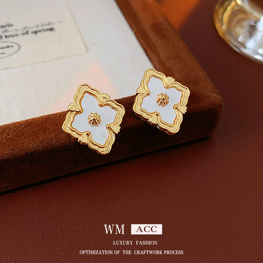 Eleganti orecchini minimalisti geometrici a rombo floreale in madreperla con base in rame placcato oro e perni in acciaio inossidabile da donna