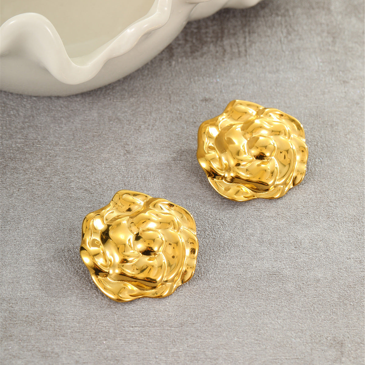 Pendientes de Titanio con Baño de Oro de 18K con Diseño Floral y de Hojas para Mujer