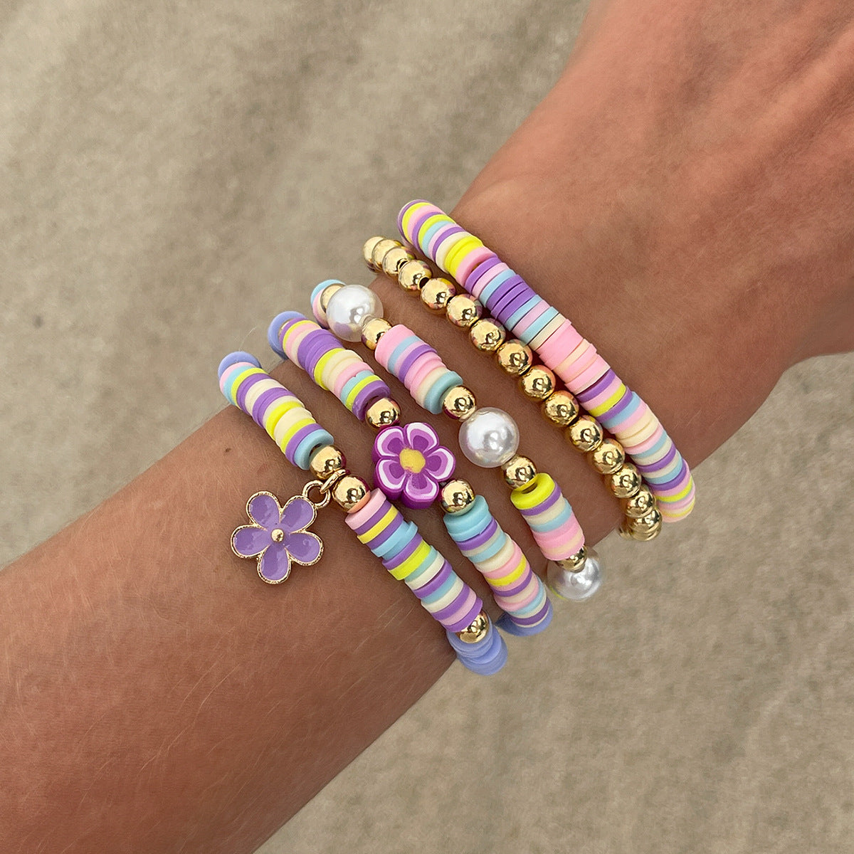Set di bracciali in argilla polimerica a forma di fiore, in stile bohémien da spiaggia, con perline colorate e lavorazione artigianale