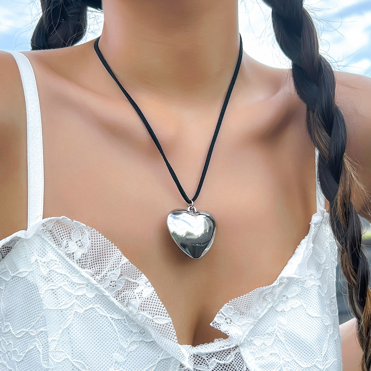 Collana con ciondolo a cuore geometrico minimalista da donna con plastica a specchio e superficie galvanizzata