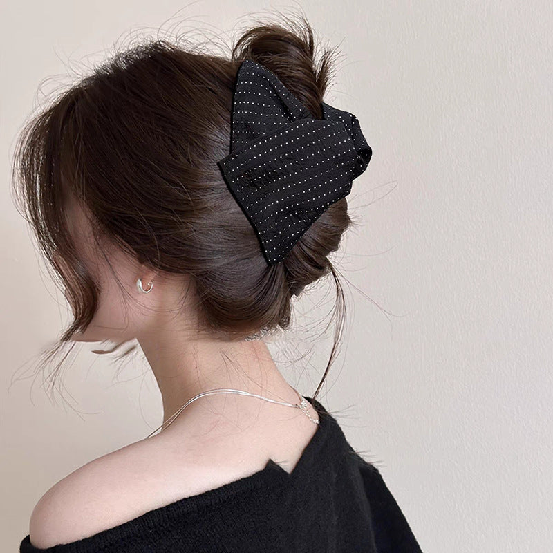 Fermaglio per capelli da donna triangolare minimalista in acrilico e tessuto con design artigianale, accessorio alla moda per pendolari