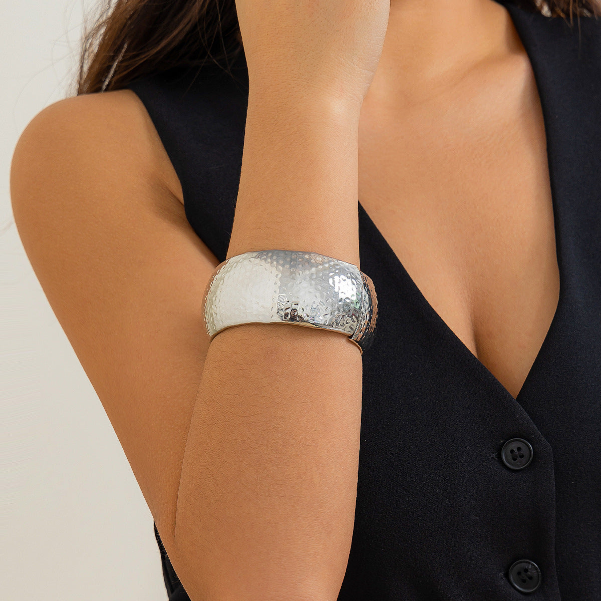 Pulsera ancha minimalista con textura de metal y diseño de serpiente para mujer con acabado galvanizado y diseño de anillo circular