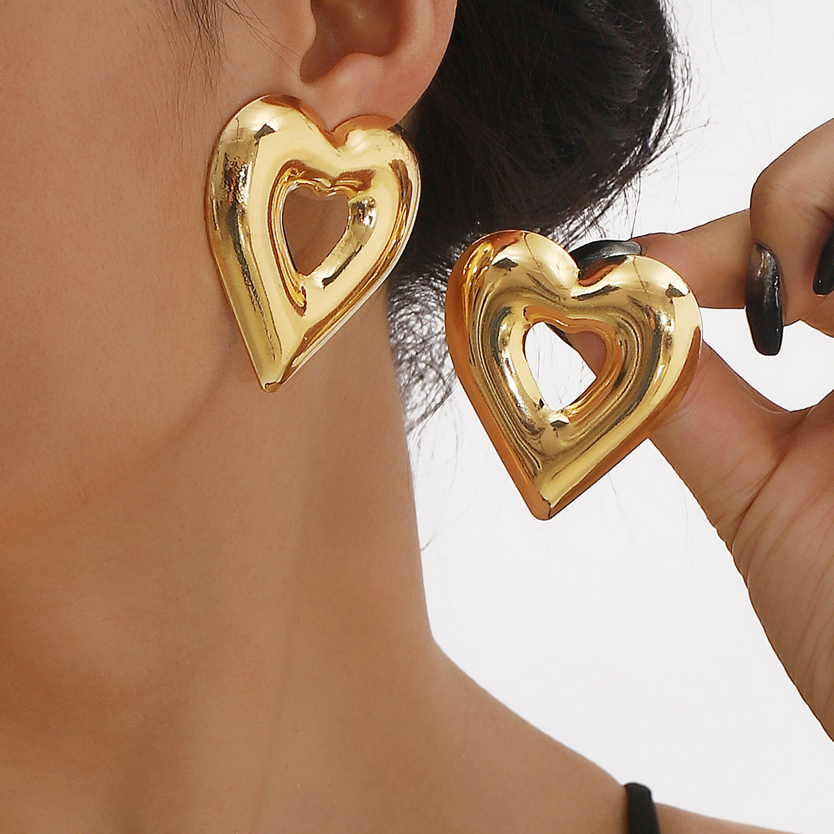 Orecchini pendenti da donna con base in ferro galvanizzato, a forma di cuore minimalistici e geometrici