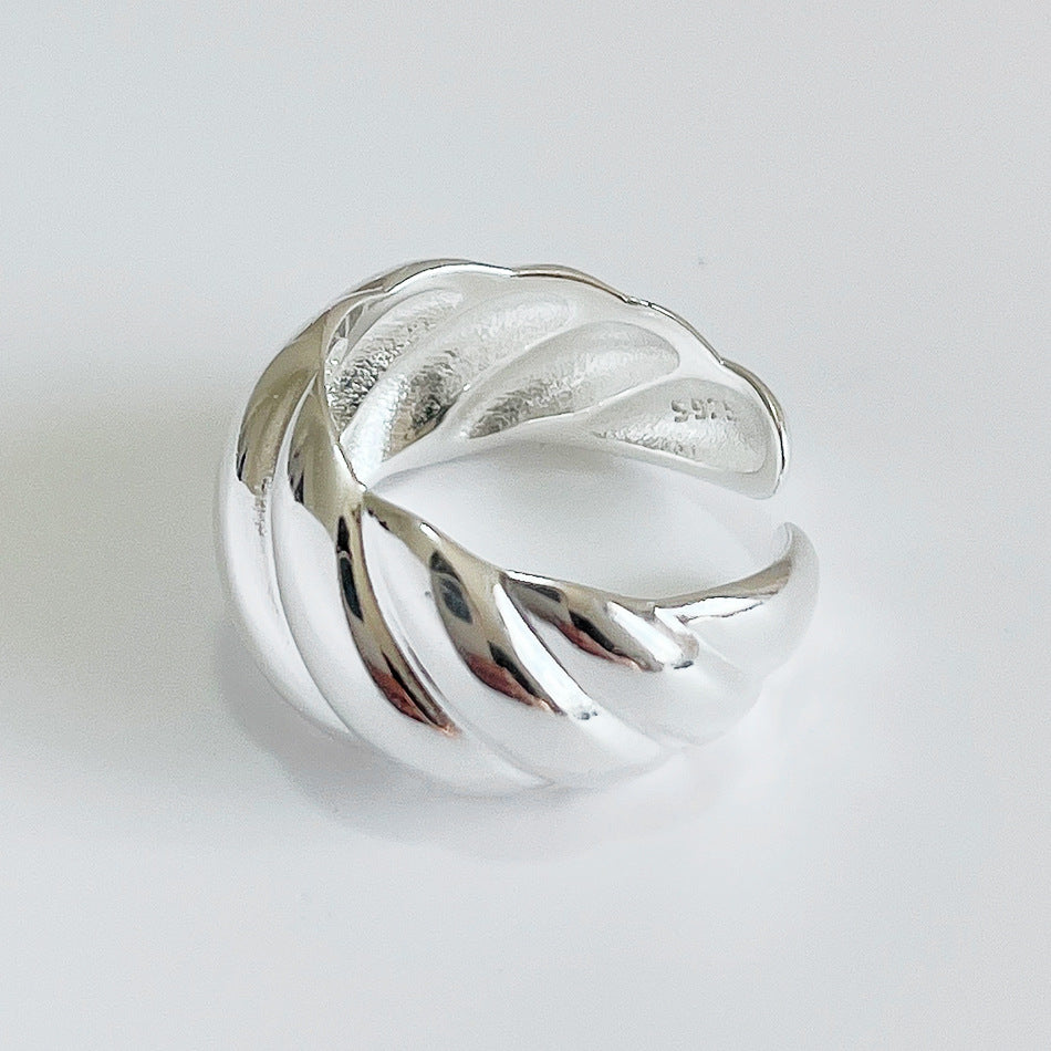 Anillo geométrico minimalista para mujer de plata de ley 925 con banda diagonal texturizada