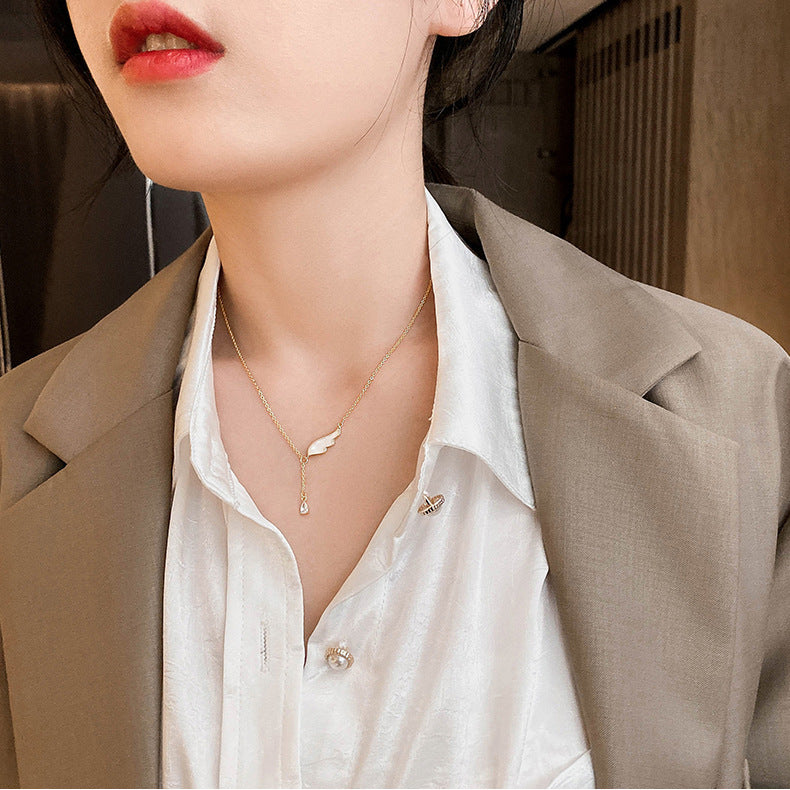 Collana con pendente da donna in acciaio al titanio a forma di ala minimalista con dettaglio sfrangiato e finitura placcata