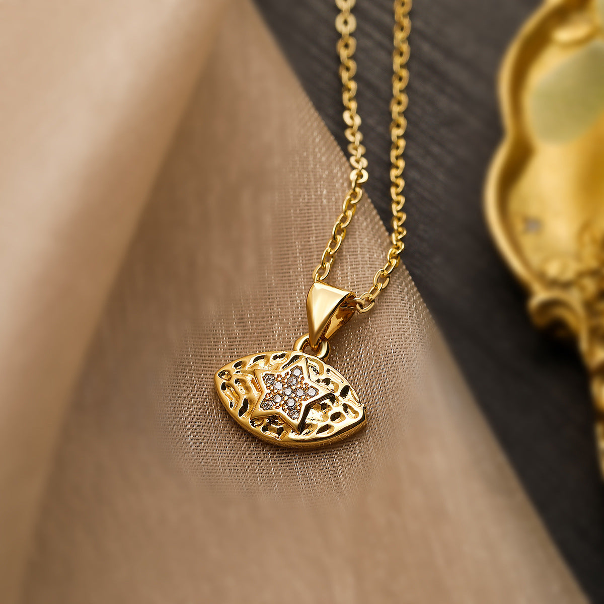 Collana con ciondolo a forma di occhio geometrico minimalista da donna con base in rame placcato in oro 18 carati e intarsio in zircone