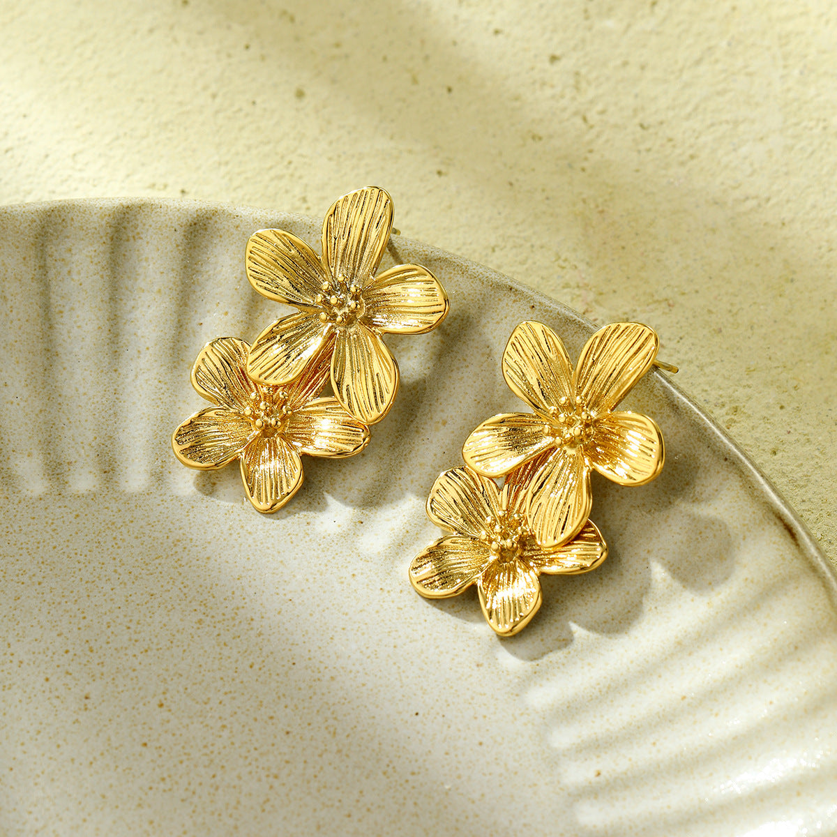 Orecchini da donna in acciaio inossidabile con nappe floreali vintage e finitura placcata, estetica lussuosa e minimalista