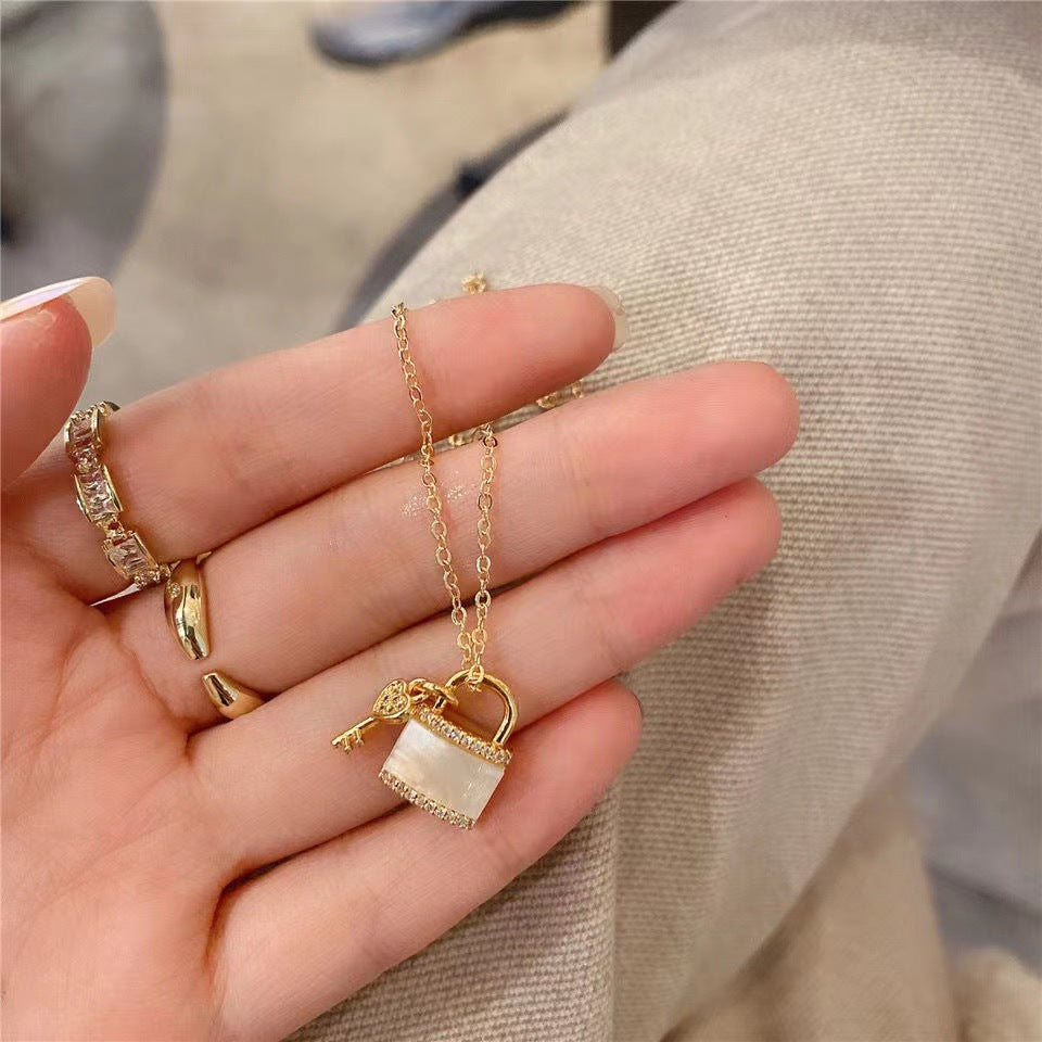 Collana Minimalista da Donna in Acciaio al Titanio a Forma di Lucchetto con Finitura Placcata, Catena a O e Dettagli in Madreperla