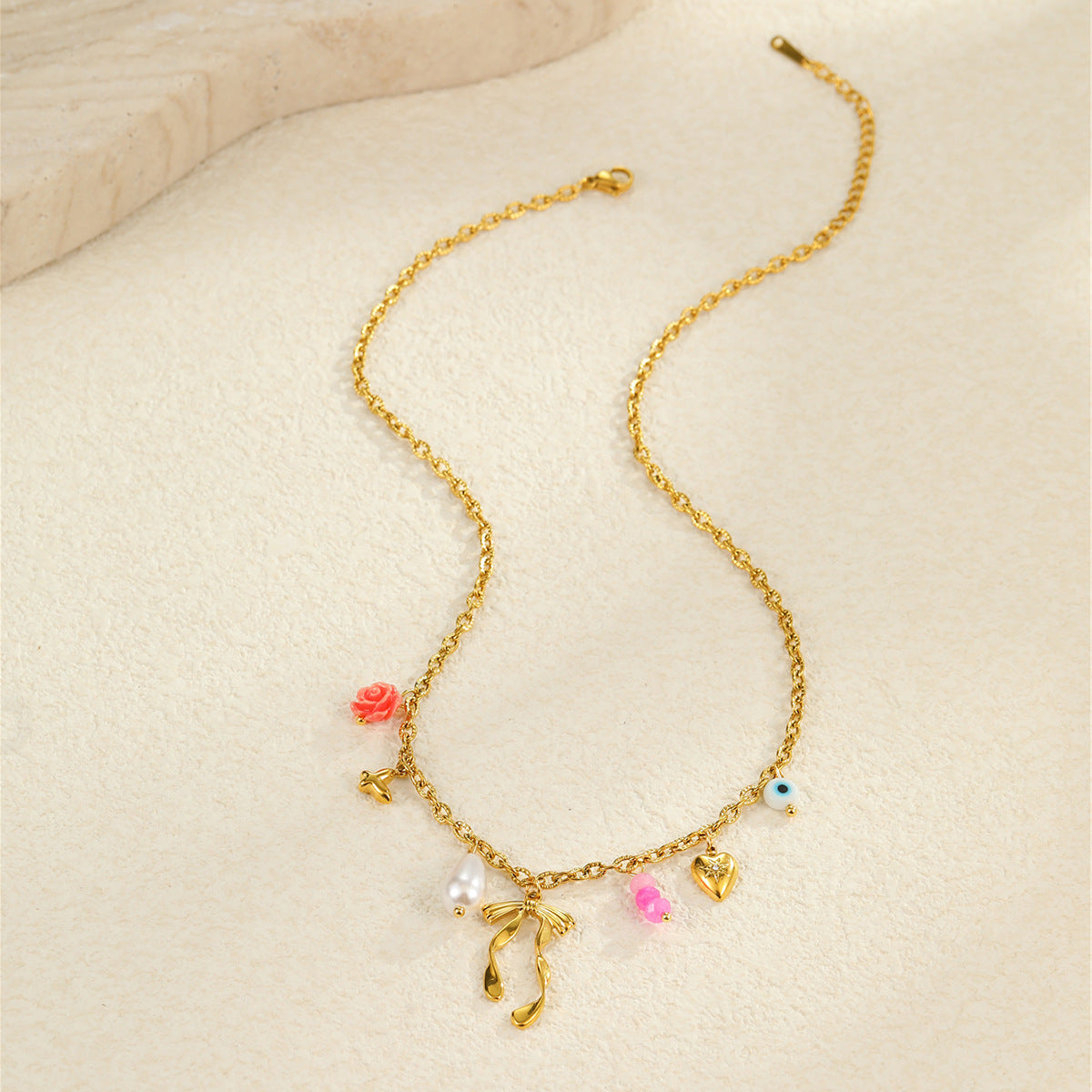 Elegante collar de acero de titanio con diseño floral y de conchas marinas inspirado en el océano, chapado en oro de 18K para mujer