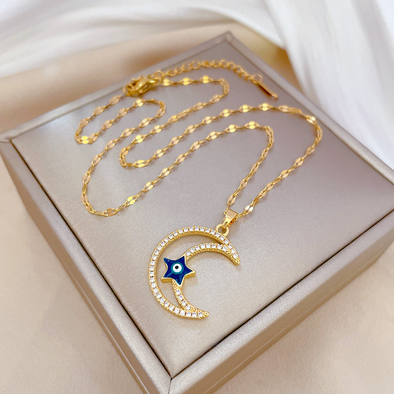 Collana con pendente minimalista a stella e luna da donna in acciaio al titanio con intarsio di strass e finitura placcata