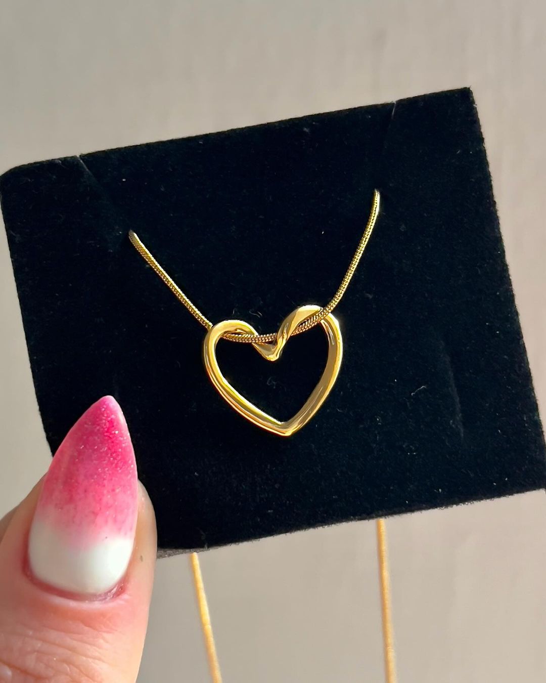Collar minimalista con colgante de corazón hueco para mujer de acero de titanio con acabado chapado en cadena de serpiente