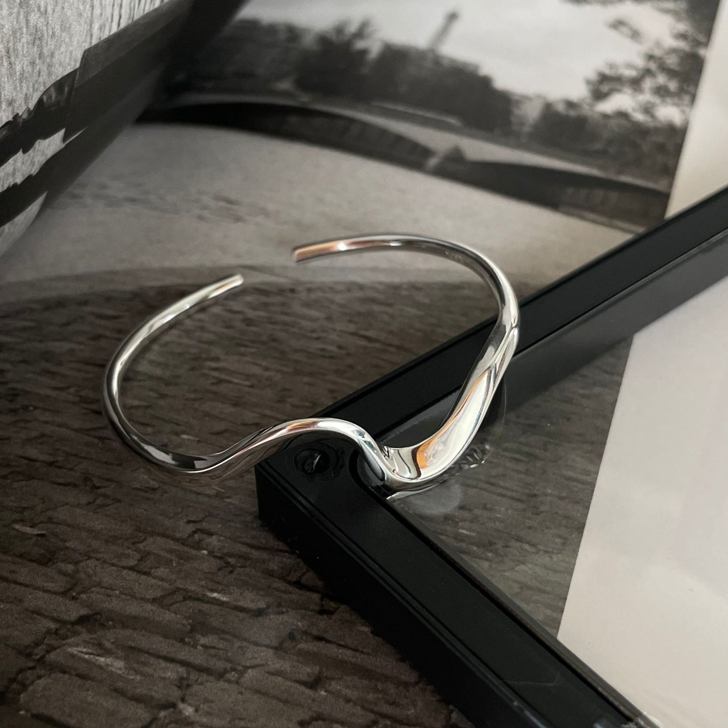 Bracciale a fascia aperta ritorto geometrico lucido in argento sterling 925 minimalista