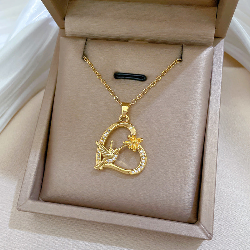 Elegante Collana Pendente Minimalista Rondine e Floreale per Donne con Catena in Acciaio al Titanio e Intarsio di Strass