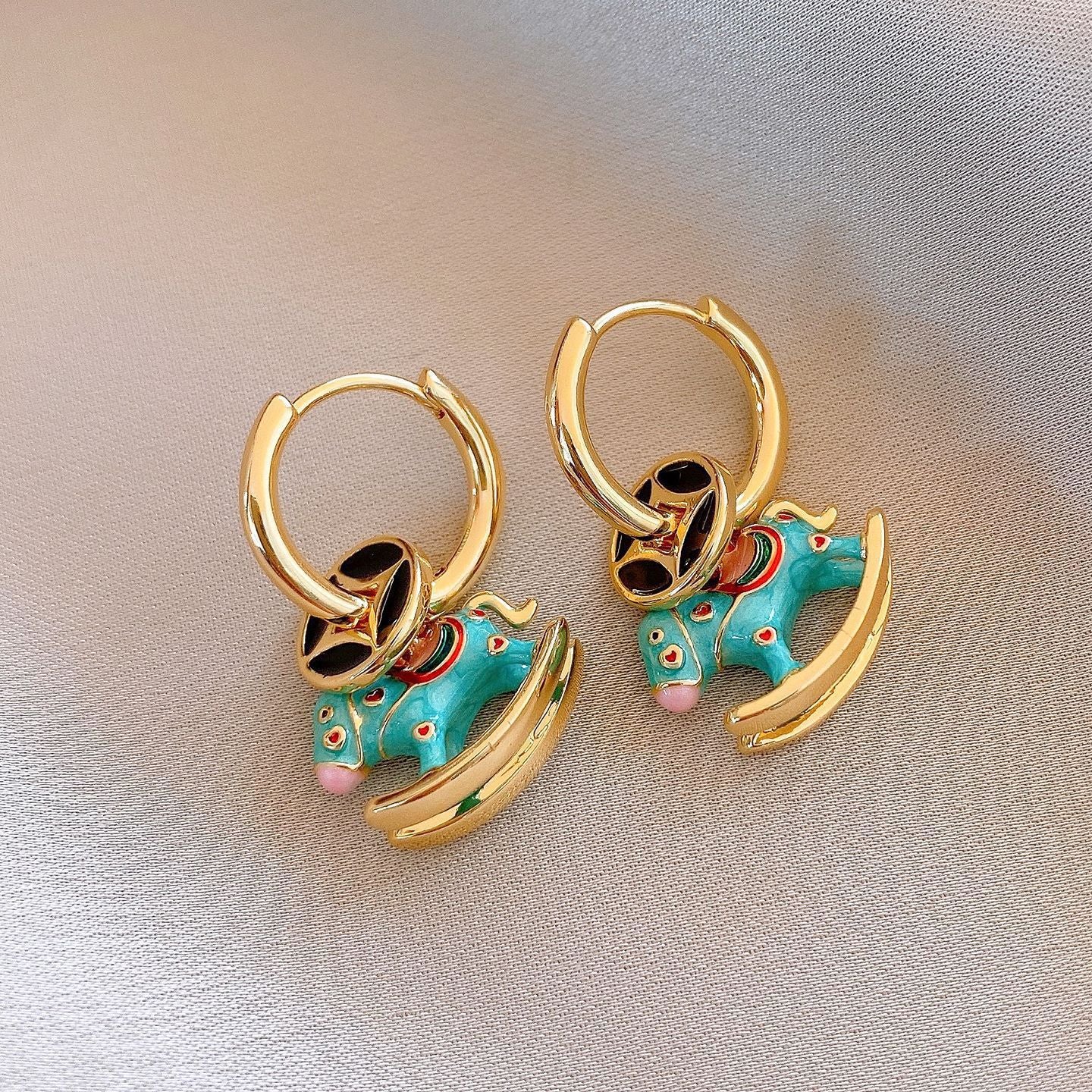 Pendientes Minimalistas de Lujo con Colgante de Caballo en Cobre Bañado con Postes de Plata 925 para Uso Diario en Oficina Elegante para Mujer