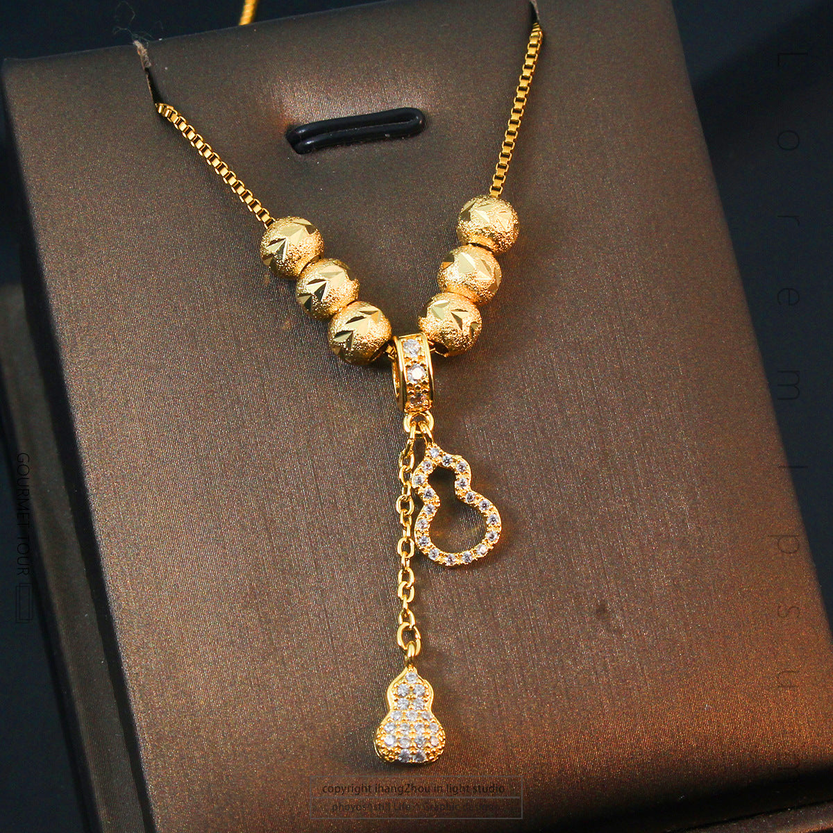 Collana Minimalista in Acciaio al Titanio a Forma di Fiore con Ciondolo in Rame Placcato Oro e Dettaglio Nappa per Uomo e Donna