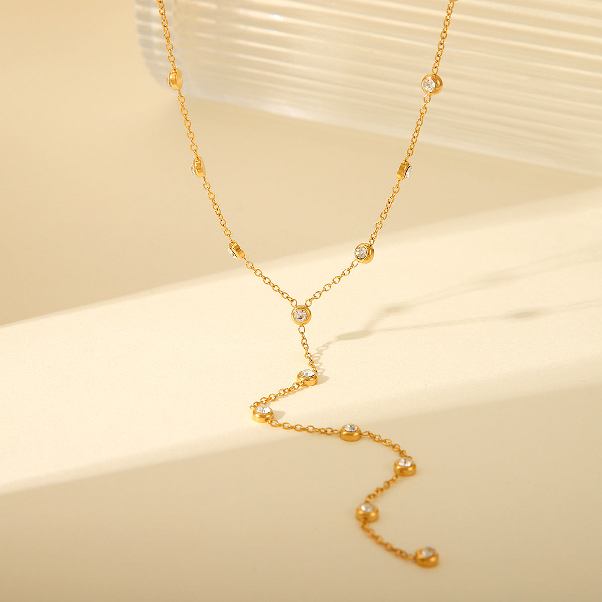 Collana con ciondolo geometrico minimalista in acciaio inossidabile placcato oro 18 carati e strass, design a nappa a Y per donna