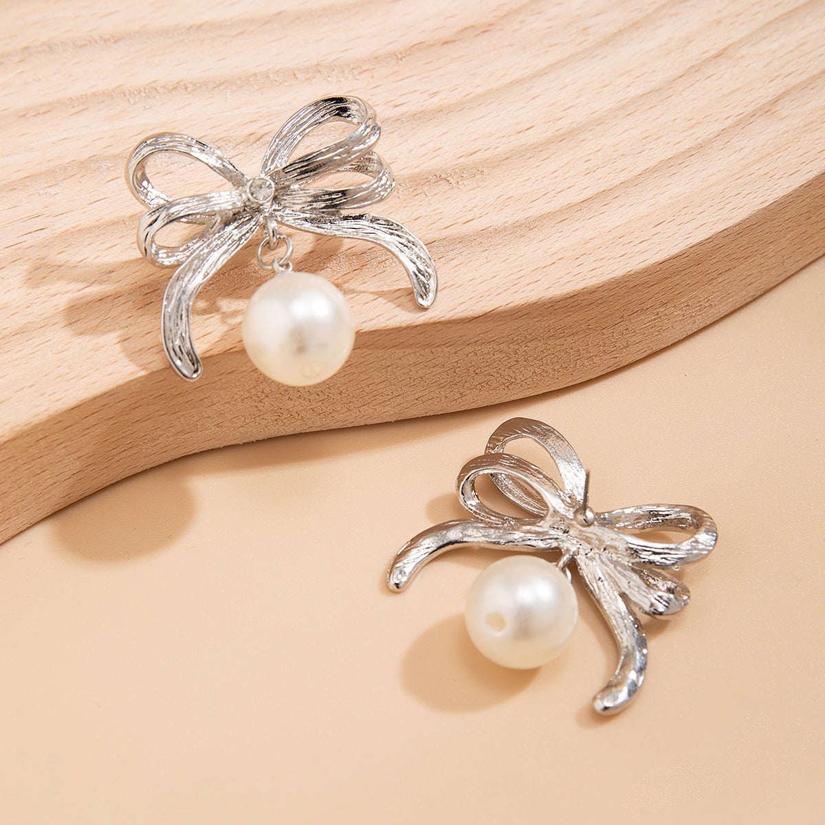 Collana geometrica in lega con fiocco e perle imitate, catena placcata per donna