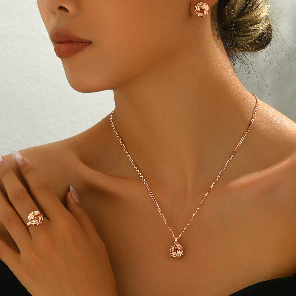Conjunto de collar giratorio geométrico minimalista para mujer con colgante de aleación y acabado chapado