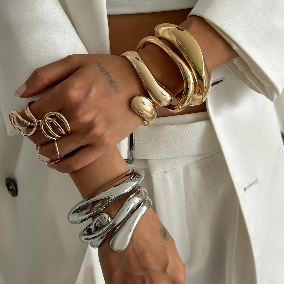 Pulsera de Aro Abierta Geométrica Minimalista para Mujer en Aleación con Acabado Chapado
