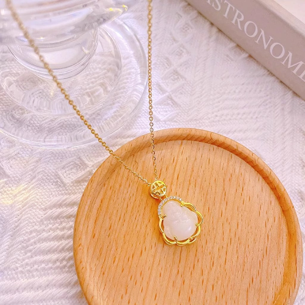 Collana con ciondolo Buddha minimalista intagliato in giada bianca per donna, catena a serpente in acciaio al titanio con intarsi in strass e finitura lucida