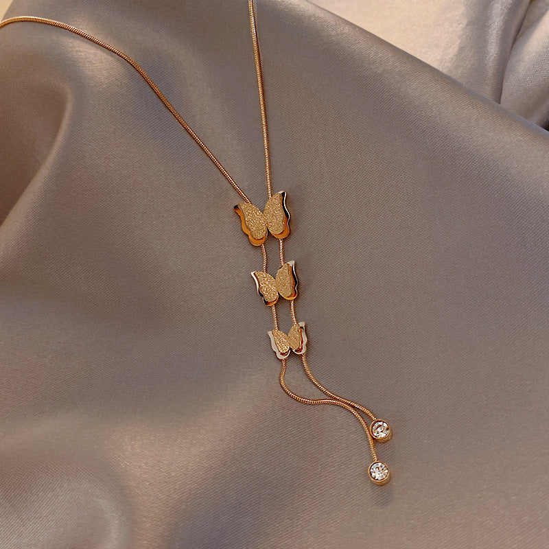 Collana con pendente a farfalla stile naturale in acciaio al titanio con finitura placcata su catena a serpente da donna