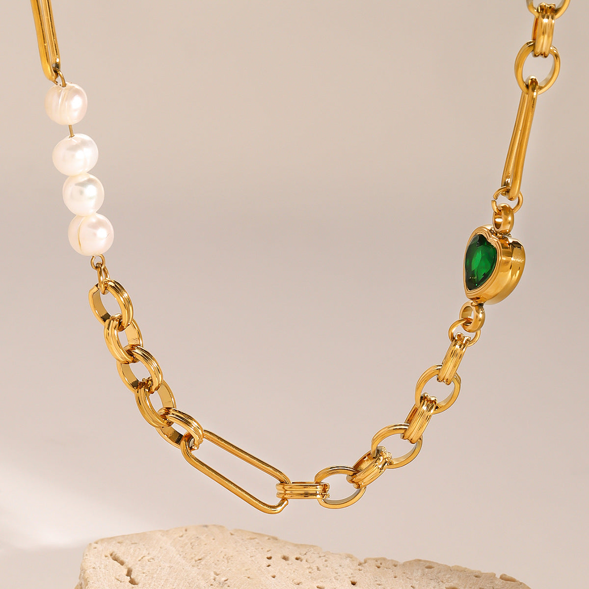 Collana con ciondolo a cuore minimalista in acciaio inossidabile con intarsio in madreperla da donna, finitura placcata, catena clavicola
