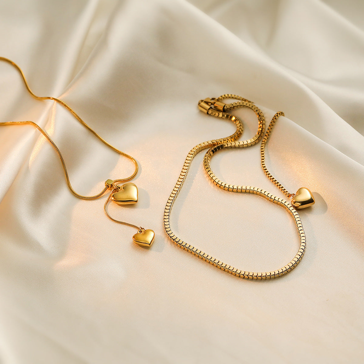 Collana con ciondolo a cuore minimalista in acciaio al titanio placcato oro 18K da donna