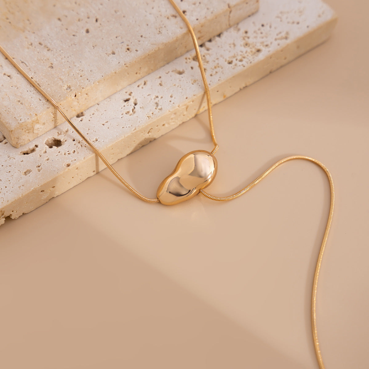 Collar minimalista con colgante geométrico irregular en forma de lágrima para mujer, con cadena de hierro chapado y detalle de flecos
