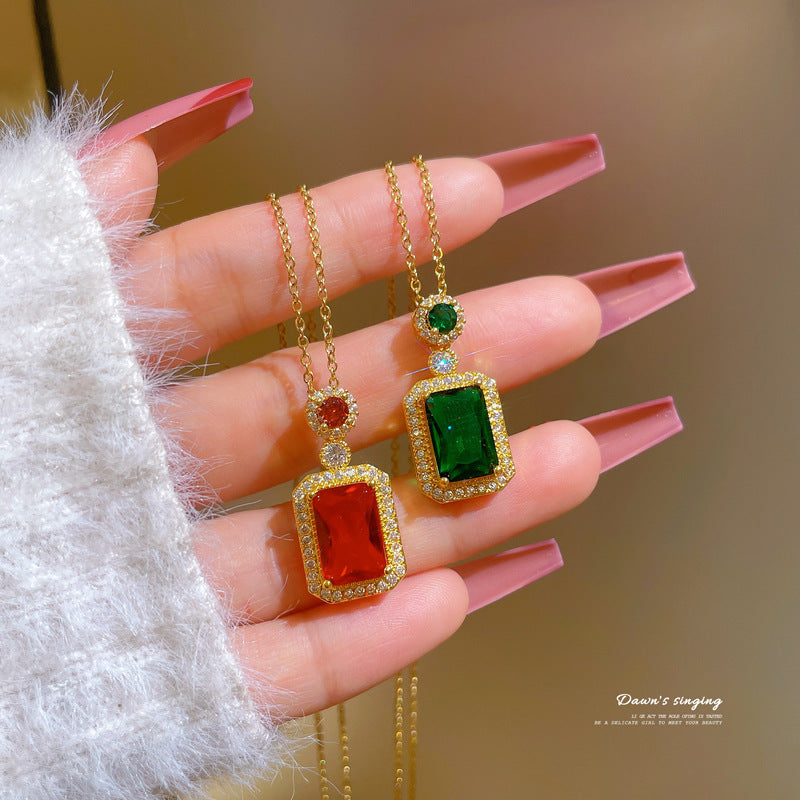 Collar de lujo geométrico de acero titanio con microincrustaciones de diamantes de imitación para mujer con cadena de eslabones retorcidos y delicado acento en la clavícula
