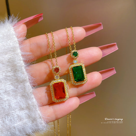 Collar de lujo geométrico de acero titanio con microincrustaciones de diamantes de imitación para mujer con cadena de eslabones retorcidos y delicado acento en la clavícula